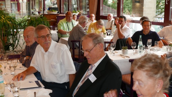 Vordere und mittlere Reihe: Branko Bisitkiević, Josip Jurić, Dr. Hans-Joachim Drahn, Renate Springer; mittlerer Tisch beginnend mit Ralph Blaschke (grünes Hemd), Henning Burchardt, Henning Durst (Hand am Kinn) und Dr. Ulrich Möller (Letzterer ist www.philaseiten.de-Preiskönig).